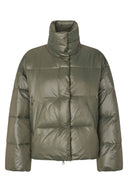 seraphina-gewatteerde-jas-dusty-olive-groen-mbym-productfoto-vooraanzicht-1