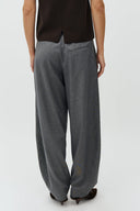 elsana-barrel-balloon-geklede-pantalon-broek-mbym-salt-pepper-grijs-modelfoto-achteraanzicht-1