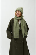 sanelina-brishy-harige-lange-sjaal-sage-groen-mbym-modelfoto-vooraanzicht-1