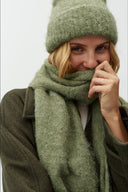 sanelina-brishy-harige-lange-sjaal-sage-groen-mbym-modelfoto-vooraanzicht-2