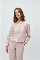 hoppa-cropped-blouse-light-pink-mbym-modelfoto-vooraanzicht-1