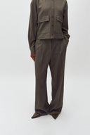 christiana-broek-deep-green-melange-mbym-model-vooraanzicht-2