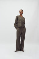 christiana-broek-deep-green-melange-mbym-model-vooraanzicht-1