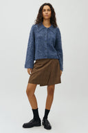 kanille-geruite-overslag-mini-rok-bruin-mbym-modelfoto-vooraanzicht-1