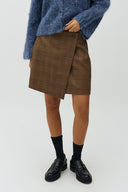 kanille-geruite-overslag-mini-rok-bruin-mbym-modelfoto-vooraanzicht-2