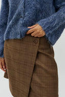 kanille-geruite-overslag-mini-rok-bruin-mbym-modelfoto-close-up-1