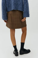 kanille-geruite-overslag-mini-rok-bruin-mbym-modelfoto-achteraanzicht-1