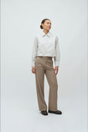 emaly-gestreepte-blouse-grey-mbym-modelfoto-vooraanzicht-2