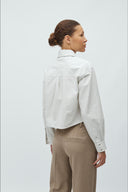 emaly-gestreepte-blouse-grey-mbym-modelfoto-achteraanzicht-1