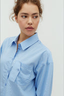 emmelia-gestreepte-hemd-blouse-classic-blue-stripe-mbym-modelfoto-detail-1