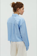 emmelia-gestreepte-hemd-blouse-classic-blue-stripe-mbym-modelfoto-achteraanzicht-1