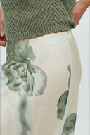 aninda-satijnen-maxi-bloemen-rok-light-green-mbym-modelfoto-detail-1