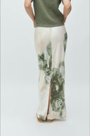 aninda-satijnen-maxi-bloemen-rok-light-green-mbym-modelfoto-achteraanzicht-1