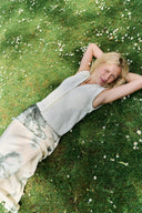 aninda-satijnen-maxi-bloemen-rok-light-green-mbym-modelfoto-vooraanzicht-2