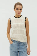 Humillia-gebreide-mouwloos-debardeur-sugar-MbyM-modelfoto-vooraanzicht-1