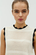 Humillia-gebreide-mouwloos-debardeur-sugar-MbyM-modelfoto-close-up-1