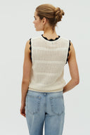 Humillia-gebreide-mouwloos-debardeur-sugar-MbyM-modelfoto-achteraanzicht-1