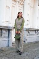 viole-geklede-pantalon-broek-beige-mbym-lookfoto-vooraanzicht-3