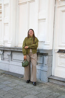 viole-geklede-pantalon-broek-beige-mbym-lookfoto-vooraanzicht-4