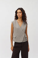 beckma-geklede-gilet-mouwloos-vest-beige-mbym-modelfoto-vooraanzicht-1