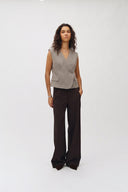 beckma-geklede-gilet-mouwloos-vest-beige-mbym-modelfoto-vooraanzicht-2