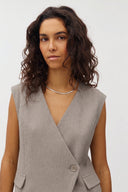 beckma-geklede-gilet-mouwloos-vest-beige-mbym-modelfoto-close-up-1