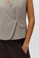 beckma-geklede-gilet-mouwloos-vest-beige-mbym-modelfoto-detail-1
