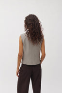 beckma-geklede-gilet-mouwloos-vest-beige-mbym-modelfoto-achteraanzicht-1