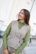 beckma-geklede-gilet-mouwloos-vest-beige-mbym-lookfoto-vooraanzicht-1
