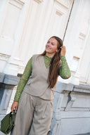 beckma-geklede-gilet-mouwloos-vest-beige-mbym-lookfoto-vooraanzicht-2