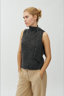 fine-gebreide-sjaal-col-debardeur-dark-gray-melange-grijs-modelfoto-vooraanzicht-1