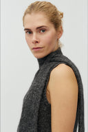fine-gebreide-sjaal-col-debardeur-dark-gray-melange-grijs-modelfoto-zijaanzicht-1