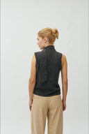 fine-gebreide-sjaal-col-debardeur-dark-gray-melange-grijs-modelfoto-achteraanzicht-1