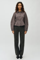 letina-geruite-gecentreerde-hemd-blouse-mirage-check-donkergrijs-mbym-modelfoto-vooraanzicht-2