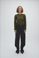 raine-lange-mouwen-kanten-top-smoked-olive-groen-mbym-modelfoto-vooraanzicht-2