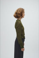 raine-lange-mouwen-kanten-top-smoked-olive-groen-mbym-modelfoto-zijaanzicht-1