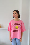 amour-studio-smiley-t-shirt-roze-sweet-like-you-modelfoto-vooraanzicht-1