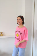 amour-studio-smiley-t-shirt-roze-sweet-like-you-modelfoto-vooraanzicht-2