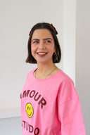 amour-studio-smiley-t-shirt-roze-sweet-like-you-modelfoto-detail-2