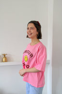 amour-studio-smiley-t-shirt-roze-sweet-like-you-modelfoto-vooraanzicht-3
