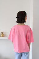 amour-studio-smiley-t-shirt-roze-sweet-like-you-modelfoto-achteraanzicht-1