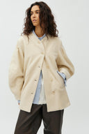 dande-boucle-mantel-jas-cloude-cream-creme-mbym-modelfoto-vooraanzicht-2