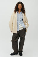 dande-boucle-mantel-jas-cloude-cream-creme-mbym-modelfoto-vooraanzicht-3