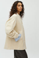 dande-boucle-mantel-jas-cloude-cream-creme-mbym-modelfoto-zijaanzicht-1