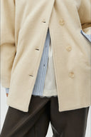 dande-boucle-mantel-jas-cloude-cream-creme-mbym-modelfoto-close-up-1