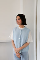 lien-mouwloze-cardigan-light-blue-orla-antwerp-modelfoto-vooraanzicht-2