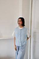 lien-mouwloze-cardigan-light-blue-orla-antwerp-modelfoto-vooraanzicht-1