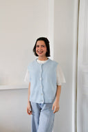 lien-mouwloze-cardigan-light-blue-orla-antwerp-modelfoto-vooraanzicht-3