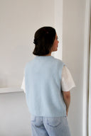 lien-mouwloze-cardigan-light-blue-orla-antwerp-modelfoto-achteraanzicht-1