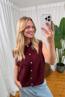 lien-mouwloze-debardeur-cardigan-bordeaux-sweet-like-you-modelfoto-vooraanzicht-1